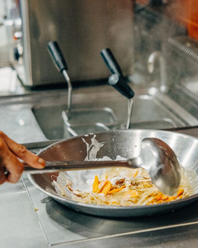 ¡Es el momento wok! 🔥

Esta es la técnica del salteado para preparar tus fideos, mezclando bien todos los ingredientes y hacer que las salsas y sabores se integren a la perfección 🍳

¿El resultado? Tus noodles favoritos acabados de cocinar 🍜

#UDON #asianfood #healthyfood #product #delivery #takeaway #Japanfood #Koreanfood #Chinesefood #Thaifood #noodles #yakisoba #gyozas #ramen #UDONlovers #UDONtok